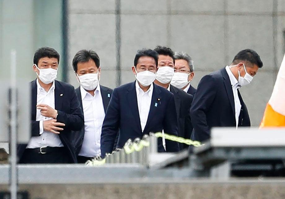　安倍元首相の銃撃を受け、首相官邸に戻った岸田首相（左から３人目）＝８日午後２時30分