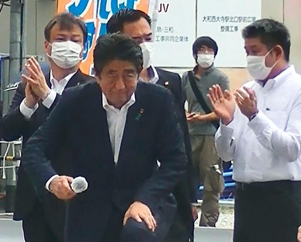 奈良市で街頭演説に臨む自民党の安倍元首相。右から２人目は山上徹也容疑者