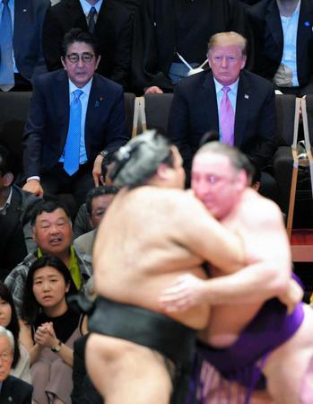 　トランプ米大統領（右奥）と大相撲を観戦する安倍晋三首相＝２０１９年５月