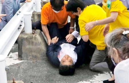 　奈良市で街頭演説中に山上徹也容疑者に銃撃され、路上に倒れた自民党の安倍元首相（画像の一部を加工しています）
