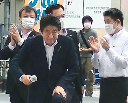 　奈良市で街頭演説に臨む自民党の安倍元首相。右から２人目は山上徹也容疑者