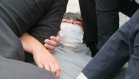安倍元首相が銃撃された現場付近で取り押さえられる山上徹也容疑者＝８日午前11時38分ごろ、奈良市