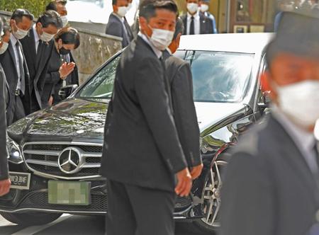 　自宅に到着した安倍晋三元首相の遺体を乗せたと思われる車（画像の一部を加工してます）
