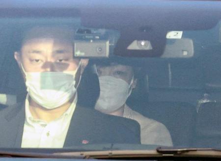 　安倍元首相の遺体を乗せたとみられる車に乗って奈良県立医大病院を出る昭恵夫人（奥）＝９日午前５時55分、奈良県橿原市