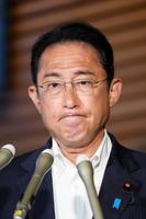 　安倍元首相の死亡を受け、厳しい表情で取材に応じる岸田首相＝首相官邸