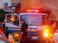 容疑者の自宅から爆発の可能性がある物体を押収する特殊車両＝奈良市内