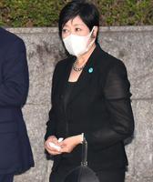 　弔問を終え、下を向きながら引き揚げる小池百合子東京都知事＝東京都渋谷区