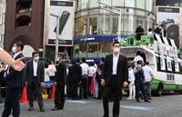 　厳戒態勢のなか演説する生稲晃子氏ら自民党関係者＝東京・銀座（撮影・高石航平）