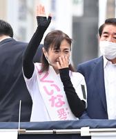 壇上で涙を見せる生稲晃子氏（撮影・高石航平）