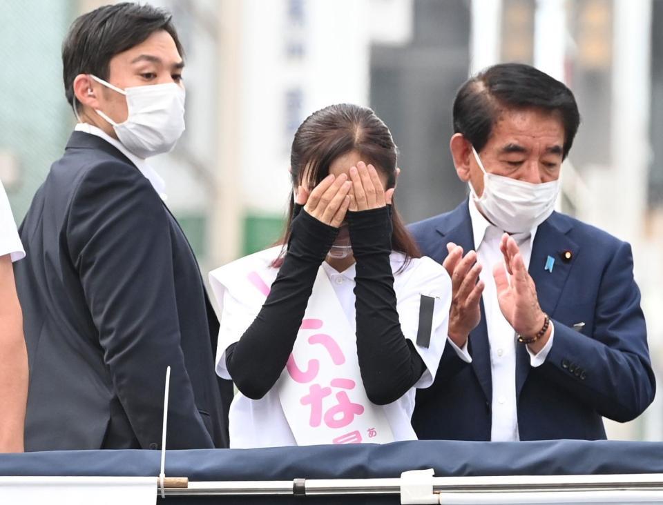 　有権者の拍手に涙を見せる生稲晃子氏（中央）＝東京・銀座（撮影・高石航平）