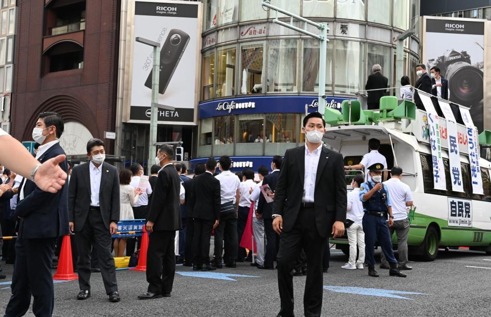　厳戒態勢のなか演説する生稲晃子氏ら自民党関係者＝東京・銀座（撮影・高石航平）