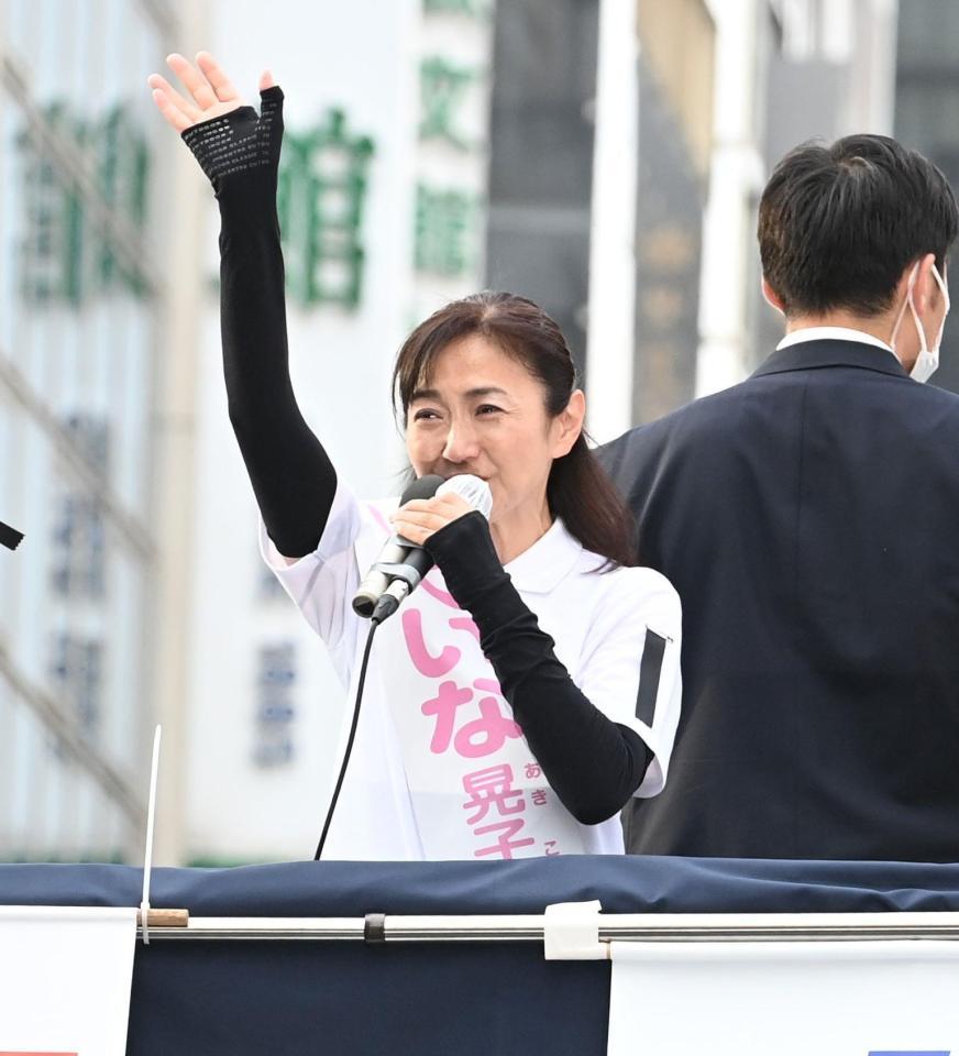 　演説する生稲晃子氏＝東京・銀座（撮影・高石航平）