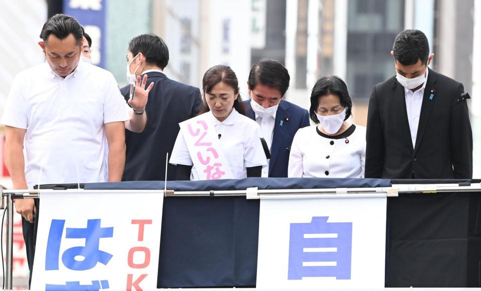 　演説前に黙とうする生稲晃子氏（中央）ら自民党関係者＝東京・銀座（撮影・高石航平）