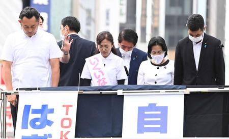 　喪章を着けて演説前に黙とうする生稲晃子氏（中央）