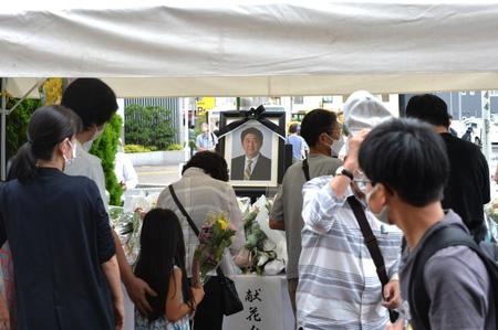 　参院選当日を迎えた大和西大寺駅前。献花台には午前中から人の列が途切れることなく続いた