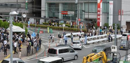 　参院選投票日を迎えた大和西大寺駅前。献花台（左）には午前中から大勢の人々が詰めかけた