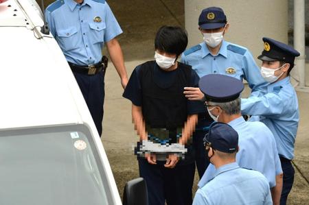 　護送車に乗り込む山上徹也容疑者＝奈良西警察署（一部画像を加工しています）