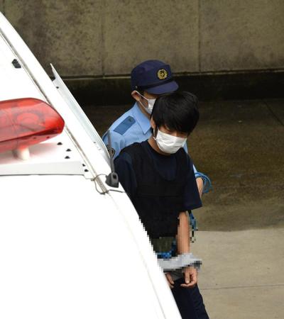 護送車に乗り込む直前の山上徹也容疑者＝奈良西警察署（画像は一部加工しています）