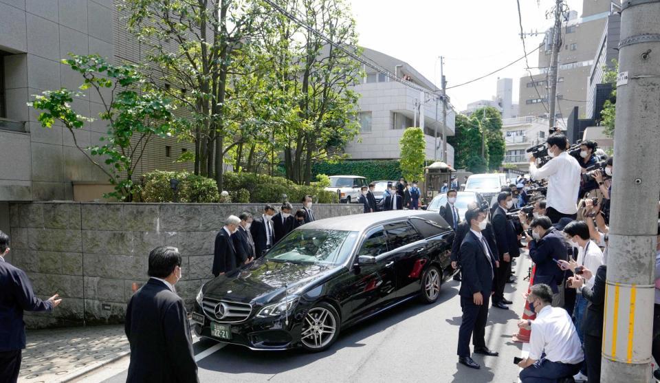 　自宅に到着した安倍元首相の遺体を乗せた車