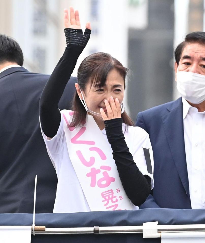 壇上で涙を見せる生稲晃子氏（撮影・高石航平）