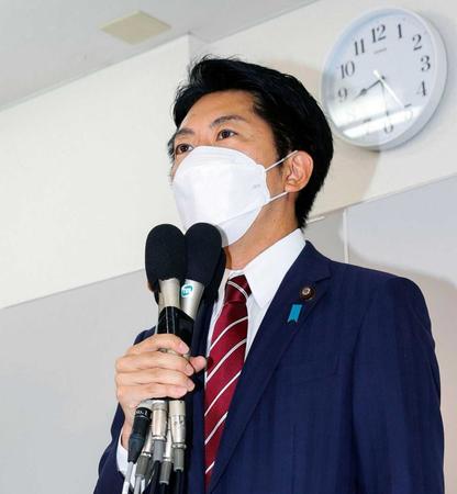 　奈良選挙区で当選を決め、記者会見する自民党の佐藤啓氏