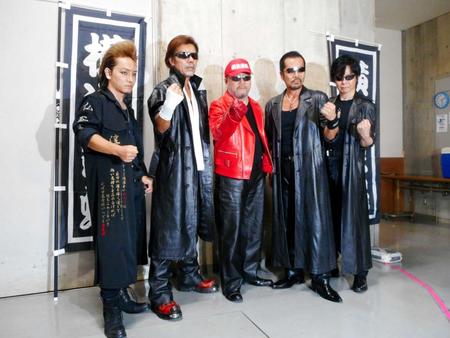 　３５周年記念ライブを開催した横浜銀蠅の（左から）Ａｔｕｓｈｉ、ＴＡＫＵ、嵐さん、翔、ＪＡＣＫ＝２０１５年