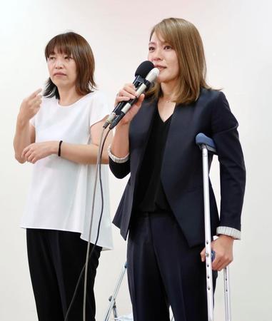 比例代表で当選が決まり、松葉づえを手にあいさつする今井絵理子氏（右）