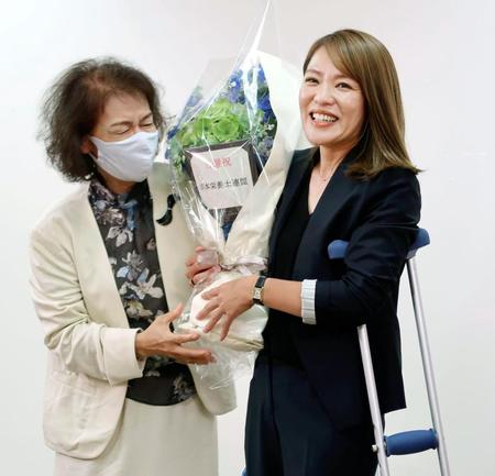 花束を受け取る今井絵理子氏（右）