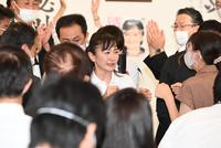 　当選が確定し、関係者とグータッチして回る生稲晃子氏（中央）＝撮影・高石航平