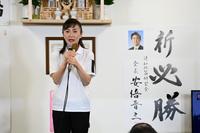 　安倍晋三元総理の必勝祈願の隣で当選の喜びを語る生稲晃子氏（撮影・高石航平）