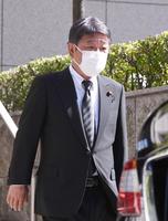 　弔問を終え車に向かう自民党・茂木敏充幹事長