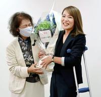 花束を受け取る今井絵理子氏（右）