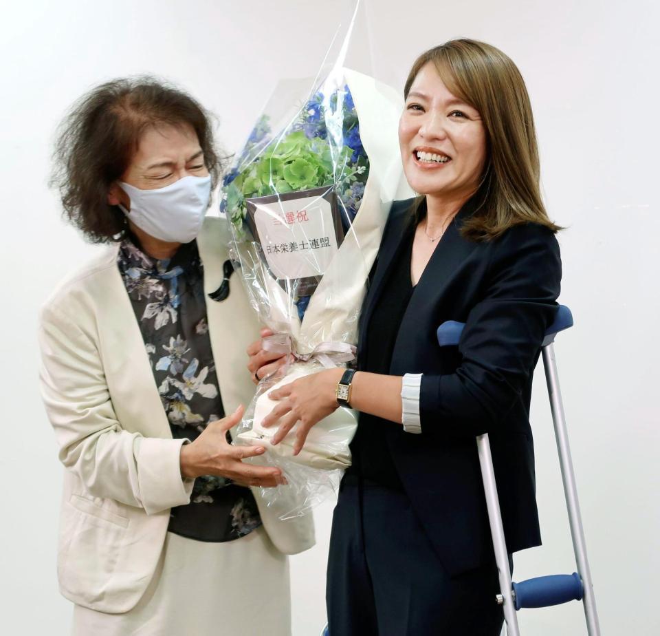 花束を受け取る今井絵理子氏（右）