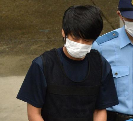 　護送車に乗り込む山上徹也容疑者＝１０日