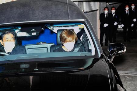 安倍元首相の遺体を乗せた車で自宅を出発する妻の昭恵さん（右）