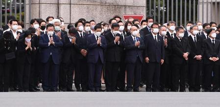 　安倍さんのご遺体を乗せた車が国会前を通過し手を合わせる国会議員ら＝撮影・園田高夫