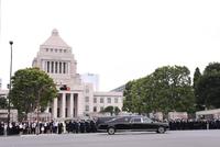 　安倍さんのご遺体を乗せた車が国会議事堂前を通り最後のお別れをする＝撮影・園田高夫