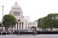 　安倍さんのご遺体を乗せた車が国会議事堂前を通り最後のお別れをする＝撮影・園田高夫