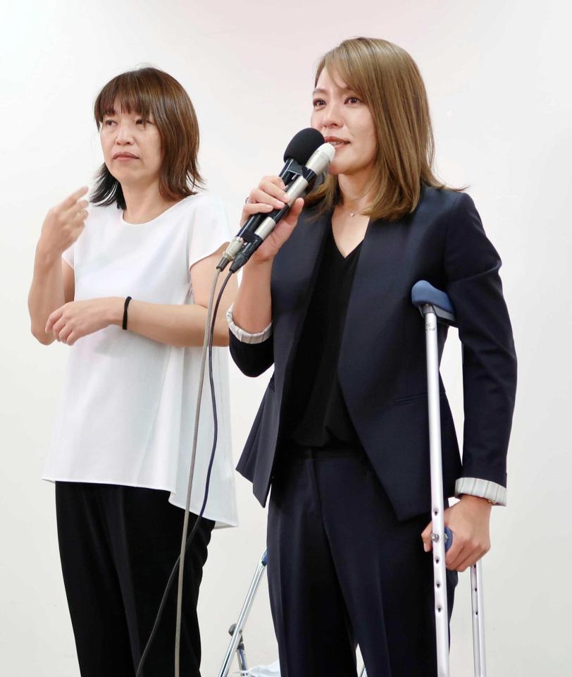 　比例代表で当選が決まり、松葉づえを手にあいさつする今井絵理子氏（右）