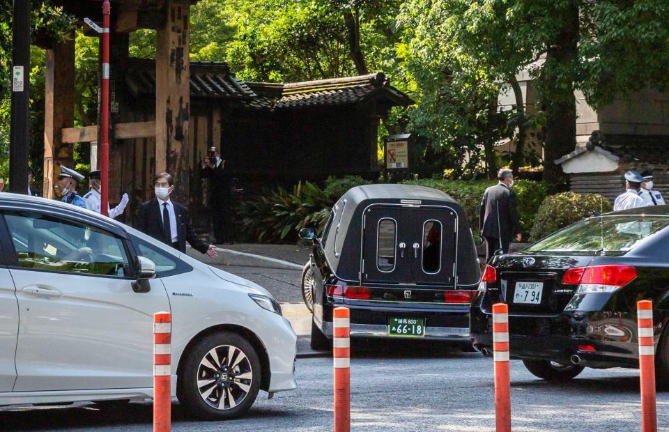 　通夜が営まれる増上寺に到着した安倍元首相の遺体を乗せた車（奥）（ゲッティ＝共同）