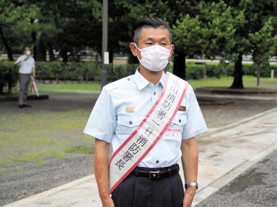 東山消防署の一日消防署長に就任し、消防訓練に参加した笑い飯・哲夫＝京都・建仁寺