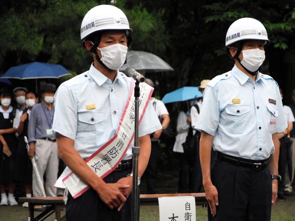 　東山消防署の一日消防署長に就任し、消防訓練に参加した笑い飯・哲夫（左）＝京都・建仁寺