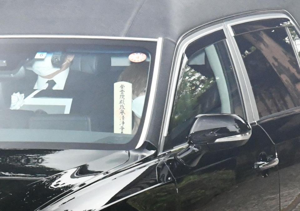 　車の助手席に乗り安倍元首相の位牌を抱え葬儀場を後にする昭恵夫人＝東京・増上寺（撮影・開出牧）