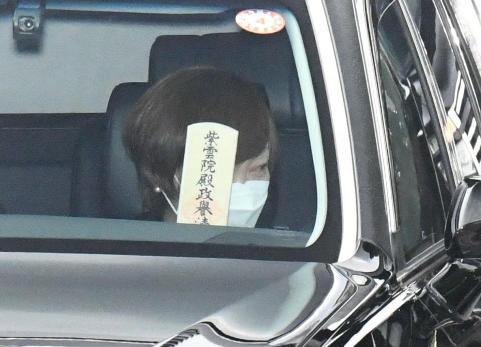 　車の助手席に乗り安倍元首相の位牌を抱え葬儀場を後にする昭恵夫人＝東京・増上寺（撮影・開出牧）