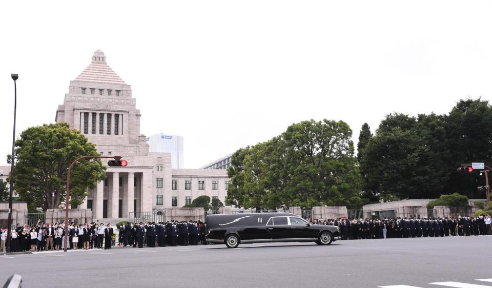 　国会前を通る安倍晋三氏の遺体を乗せた霊柩車（撮影・園田高夫）