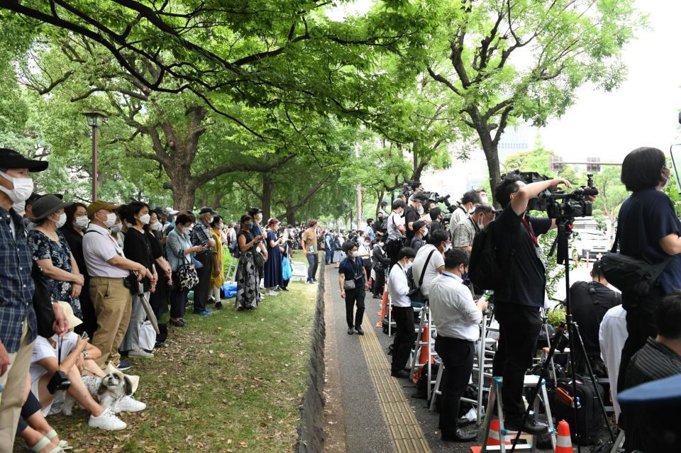 　安倍元首相の葬儀場前に詰めかけた大勢の報道陣（右）と通行人＝東京・増上寺（撮影・開出牧）