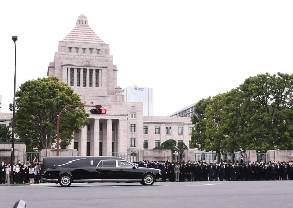 　安倍さんのご遺体を乗せた車が国会議事堂前を通り最後のお別れをする＝撮影・園田高夫