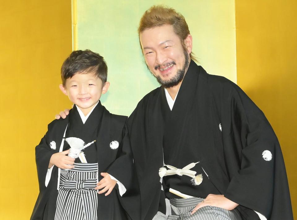 　中村獅童（右）と小川陽喜君