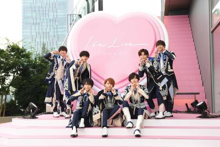 　大型モニュメントの前でキュートにポーズを決めるなにわ男子