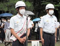 　一日消防署長に就任し、消防訓練に参加した笑い飯・哲夫（左）